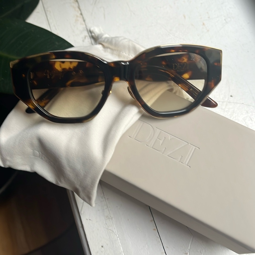 DEZI Tortoise Shell Cat-Eye Glasses